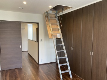 屋根裏収納