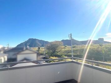 屋上より金華山を望む