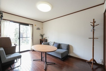 約6.5帖の洋室。ポーチに出られる陽当たりの良いお部屋です♪