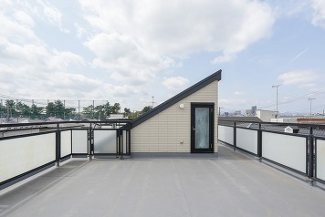 ペントハウス付の屋上、2024年リフォーム（防水工事）済み、水栓あり、BBQも楽しめます！