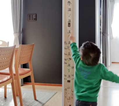 子どもが身長を計れるように板を取り付けた柱。目盛りの一つひとつに思い出が刻まれていきます。