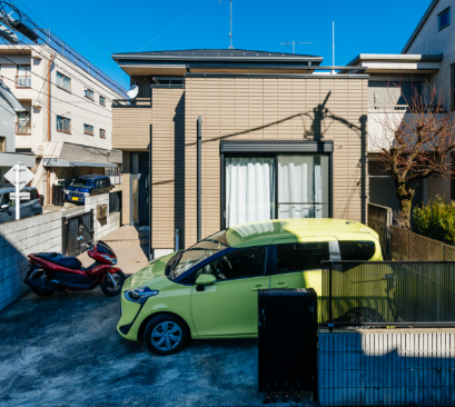 自動車とバイクを停めても、余裕たっぷりの駐車場。スペースが広いから自動車の出し入れが簡単で、とても便利です。