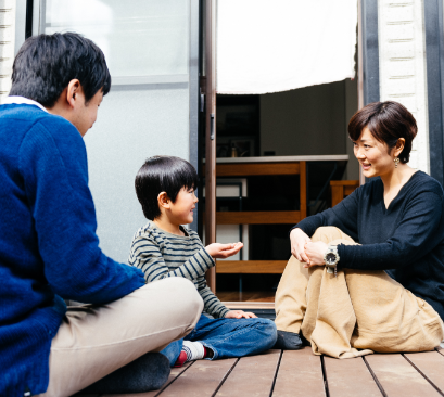 ウッドデッキのある庭は、お子様のお気に入りの遊び場。夏には家庭菜園で野菜を収穫できるのも楽しみのひとつ。